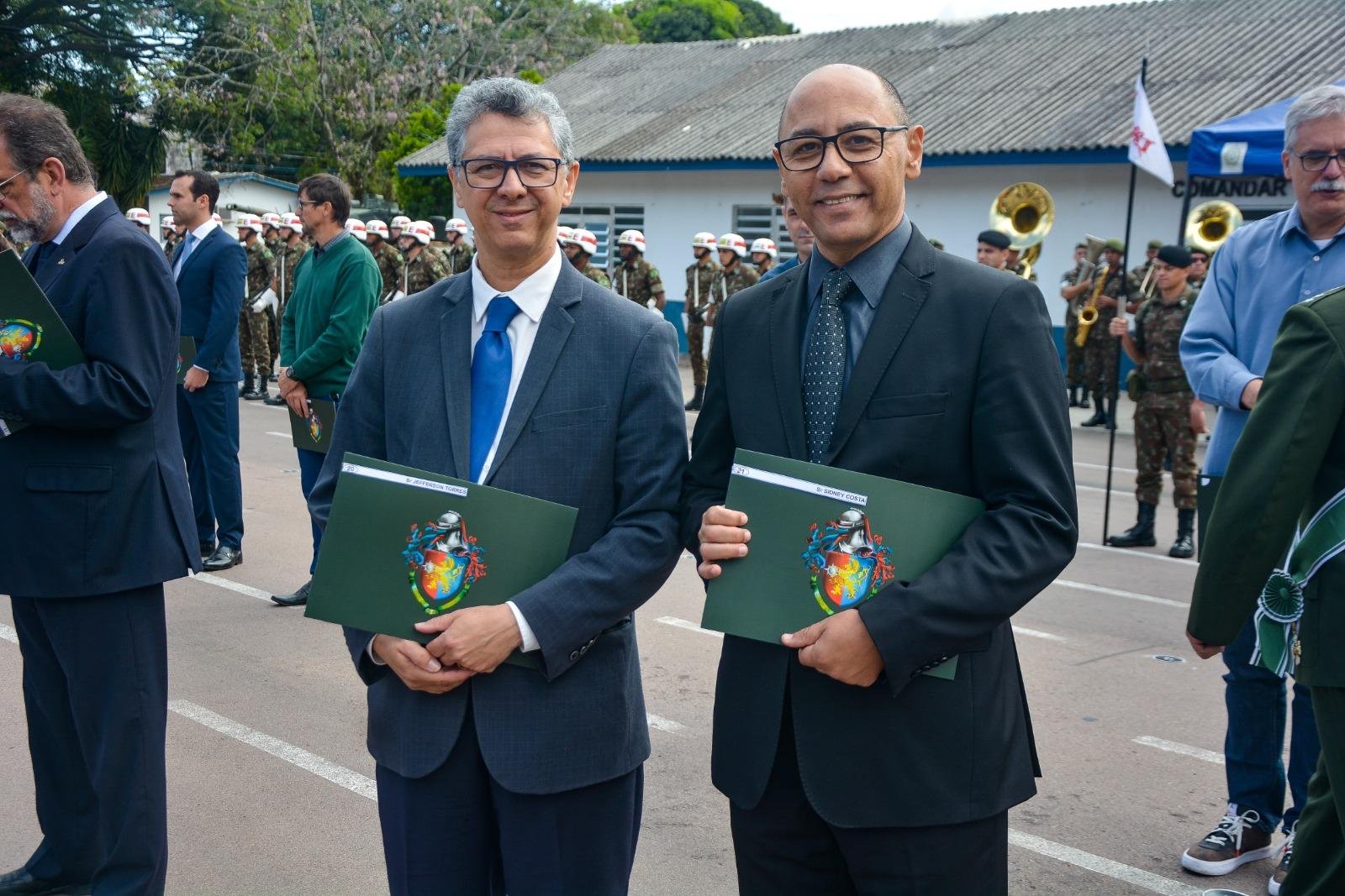 Jefferson Torres e Sidney Costa receberam a distin&ccedil;&atilde;o do Ex&eacute;rcito Brasileiro