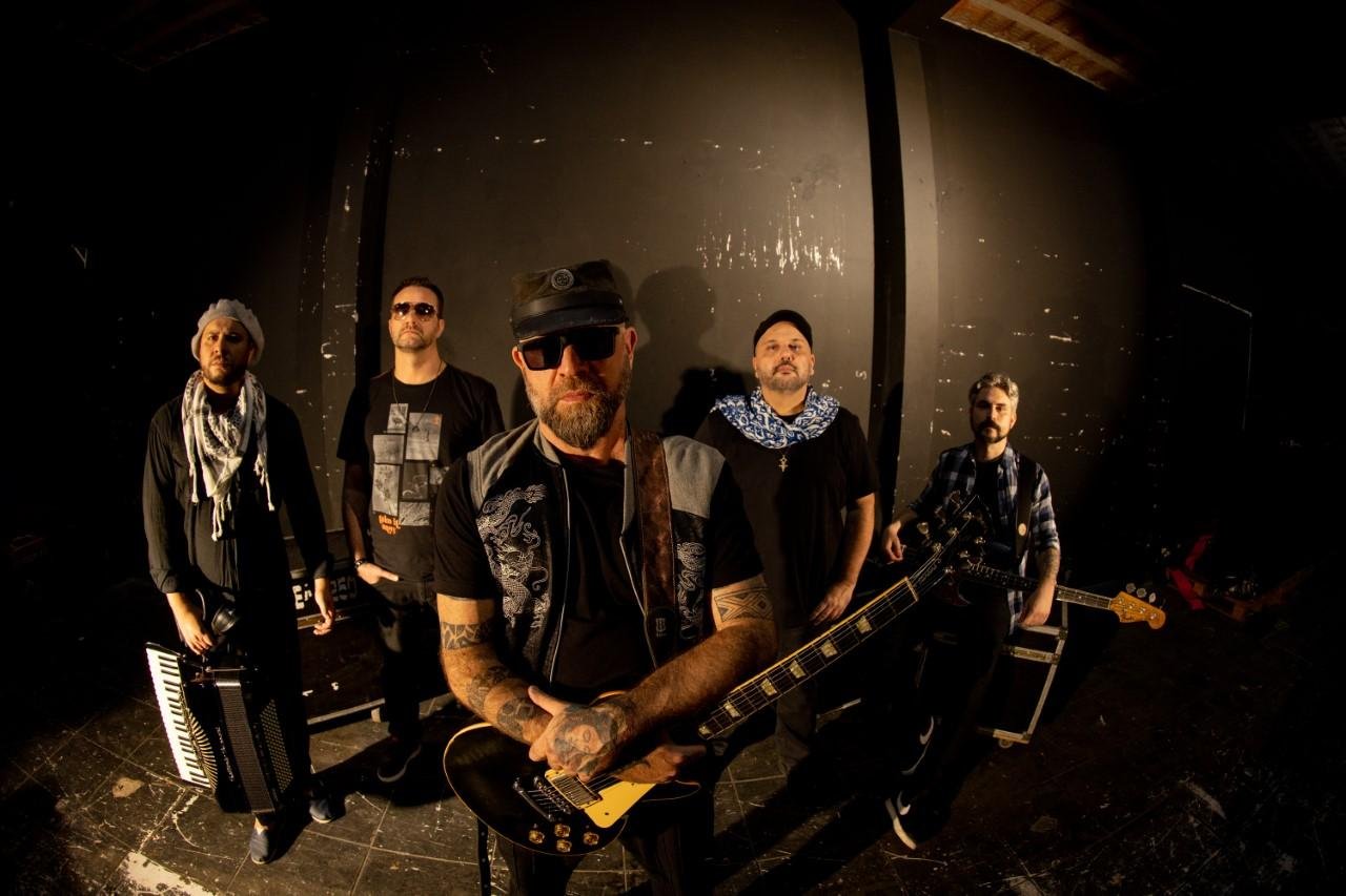 Comemorando 15 anos de estrada, grupo prepara &aacute;lbum de can&ccedil;&otilde;es in&eacute;ditas