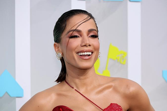 Anitta lan&ccedil;a uma parceria com o produtor Hitmaker.