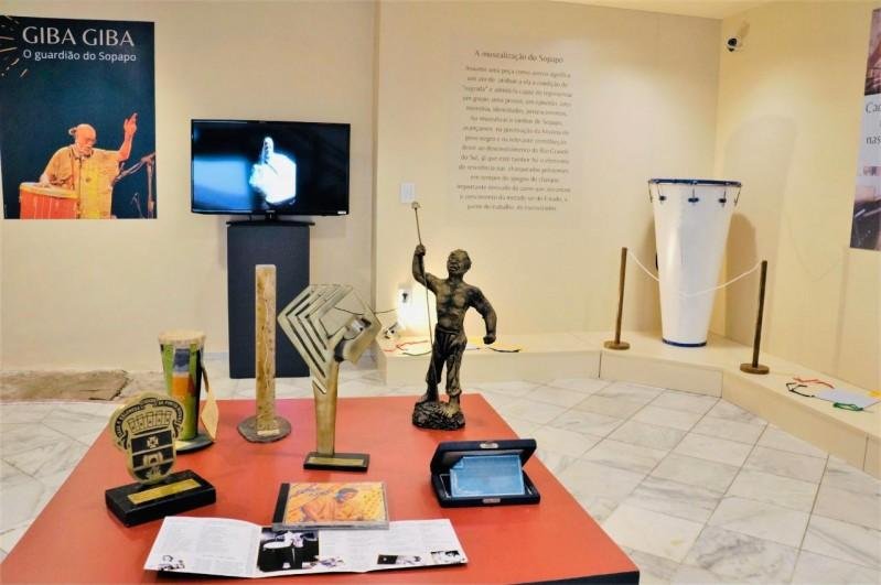 Fotos da exposi&ccedil;&atilde;o "Giba Giba, o guardi&atilde;o do Sopapo" em 2021, no Museu J&uacute;lio de Castilhos, em Porto Alegre