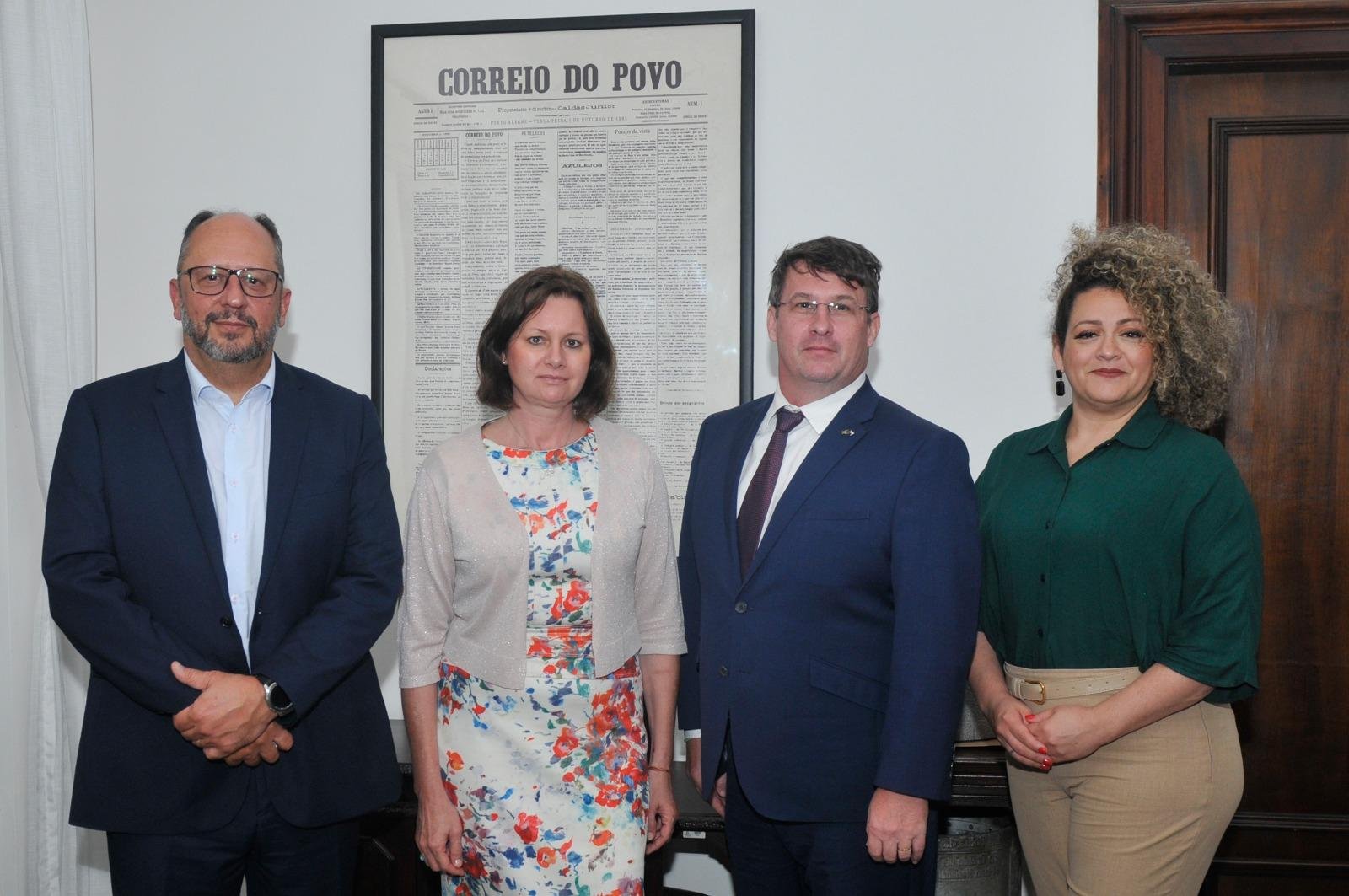 O c&ocirc;nsul honor&aacute;rio da Rep&uacute;blica Tcheca em Porto Alegre, Fernando Lorenz de Azevedo (e), a chefe da Embaixada em Bras&iacute;lia, Pavla Havrl&iacute;kov&aacute;e (segunda da esquerda para a direita) e a representante no Brasil da empresa R2B2, Camila Leal Rosa, visitaram o Correio do Povo