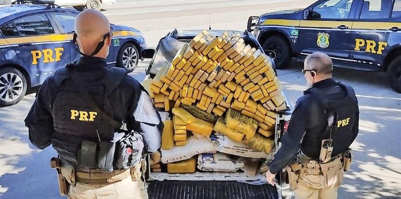Droga estava escondida embaixo de sacos de farinha de trigo