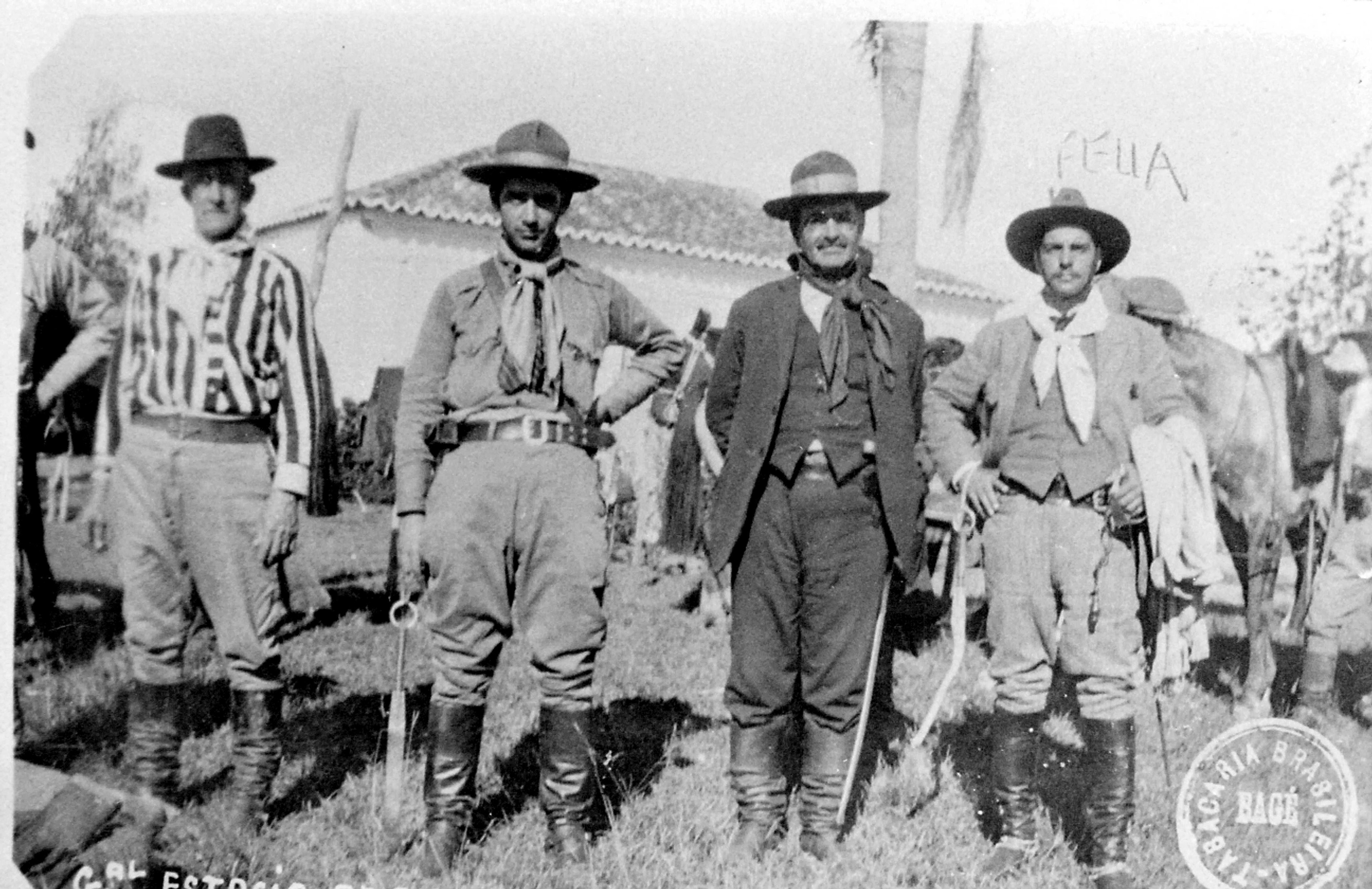 Coronel Est&aacute;cio Azambuja com integrantes de sua tropa