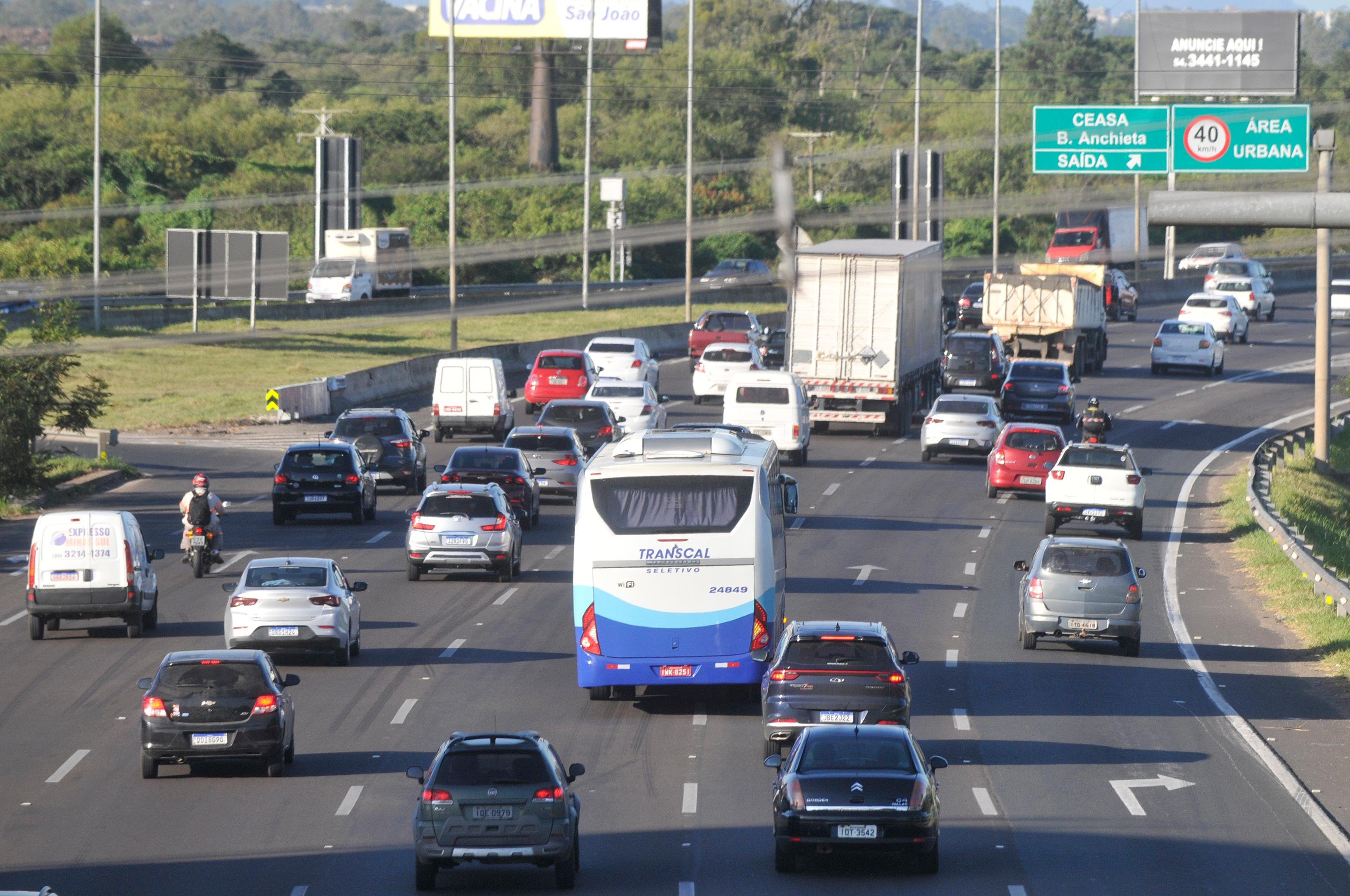 Movimento foi intenso, mas n&atilde;o atingiu as proje&ccedil;&otilde;es das concession&aacute;rias nesse primeiro dia de sa&iacute;da para o feriad&atilde;o.