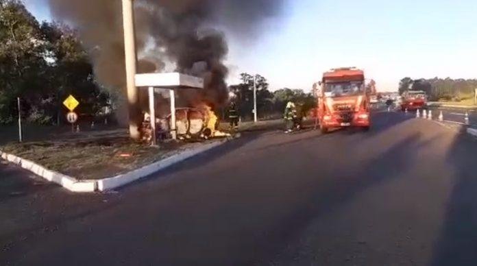 Ve&iacute;culo colidiu e pegou fogo