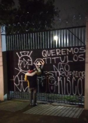 Treinador foi condenado por estupro na d&eacute;cada de 80; 'jogaram a hist&oacute;ria do Corinthians no lixo', dizem as organizadas
