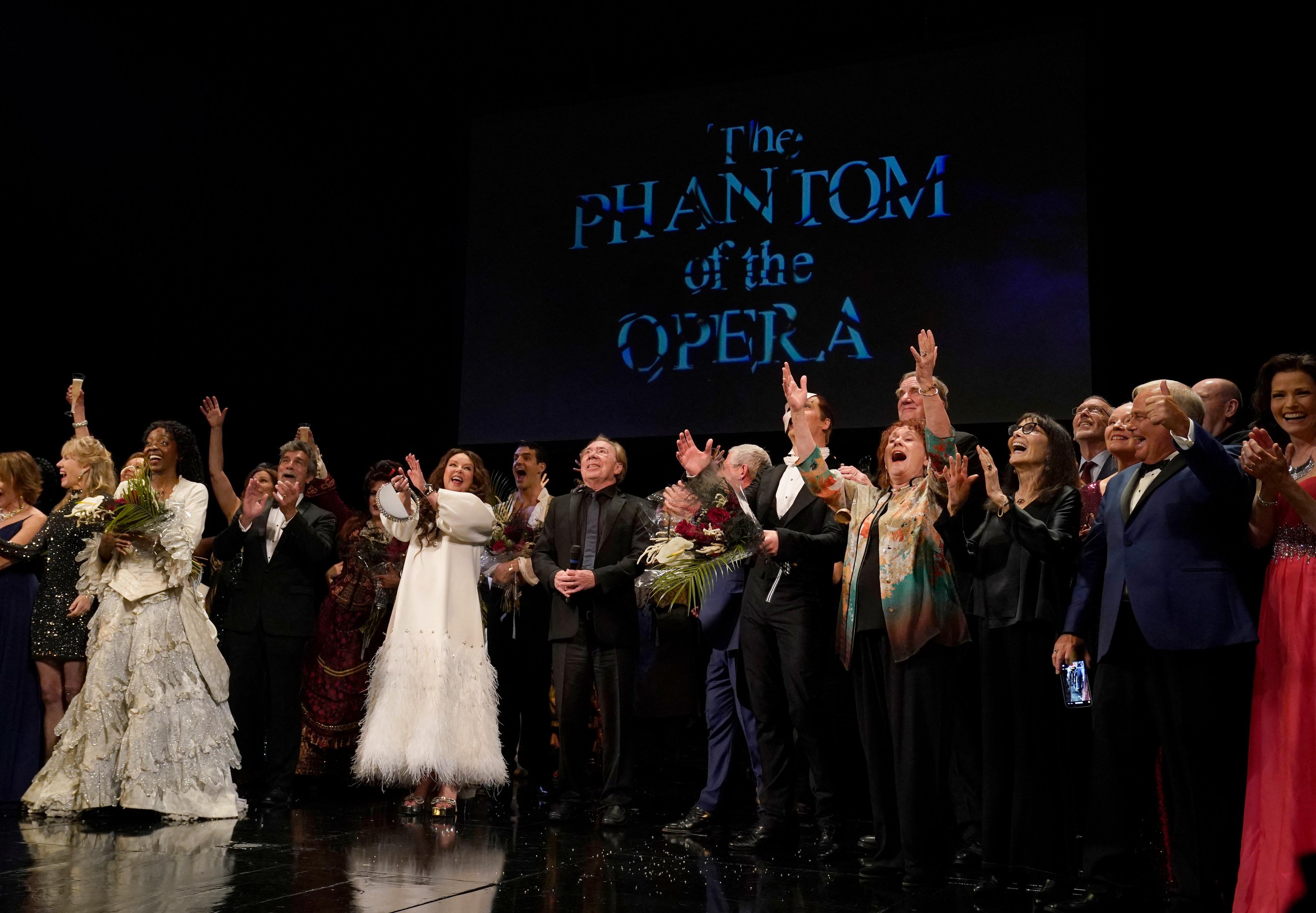 A &uacute;ltima sess&atilde;o de "O Fantasma de &Oacute;pera" na Broadway reuniu integrantes antigos e atuais do musical