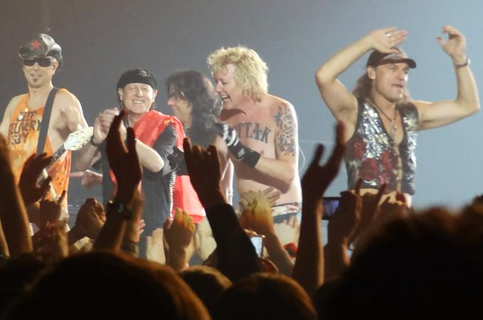 Scorpions agradecendo a plateia na apresenta&ccedil;&atilde;o em S&atilde;o Petersburgo em abril de 2012