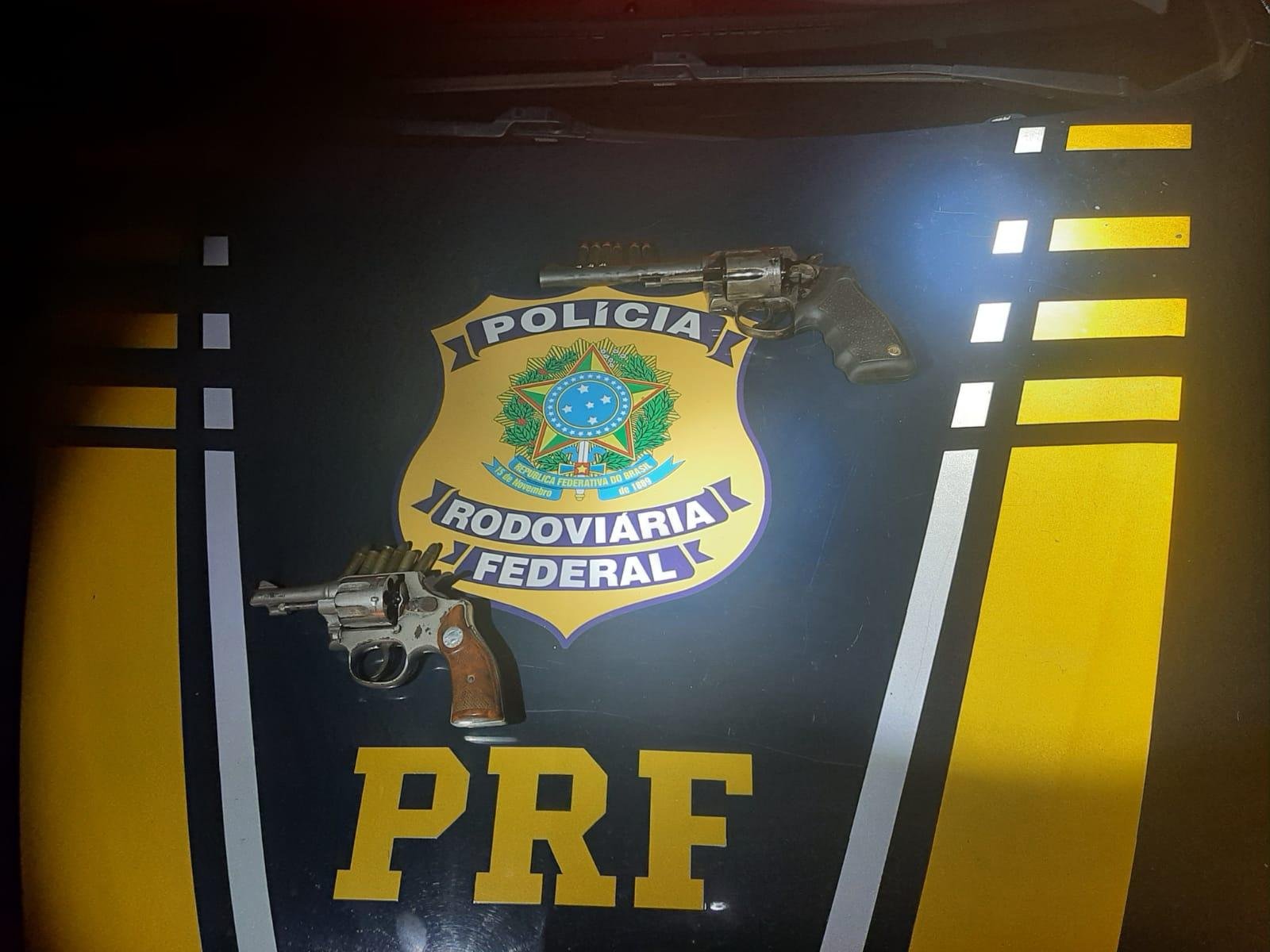 Rev&oacute;lveres foram encontrados no interior do ve&iacute;culo Palio abordado na BR 386.