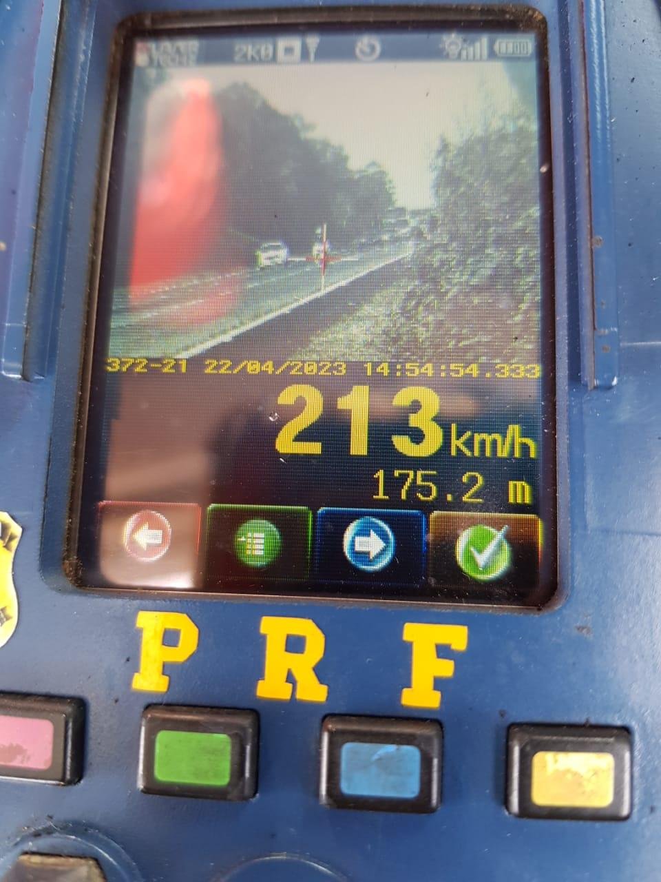 Ve&iacute;culo foi flagrado a 213 km/h, em rodovia com limite m&aacute;ximo de velocidade de 110 km/h.
