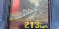 Veículo foi flagrado a 213 km/h, em rodovia com limite máximo de velocidade de 110 km/h.