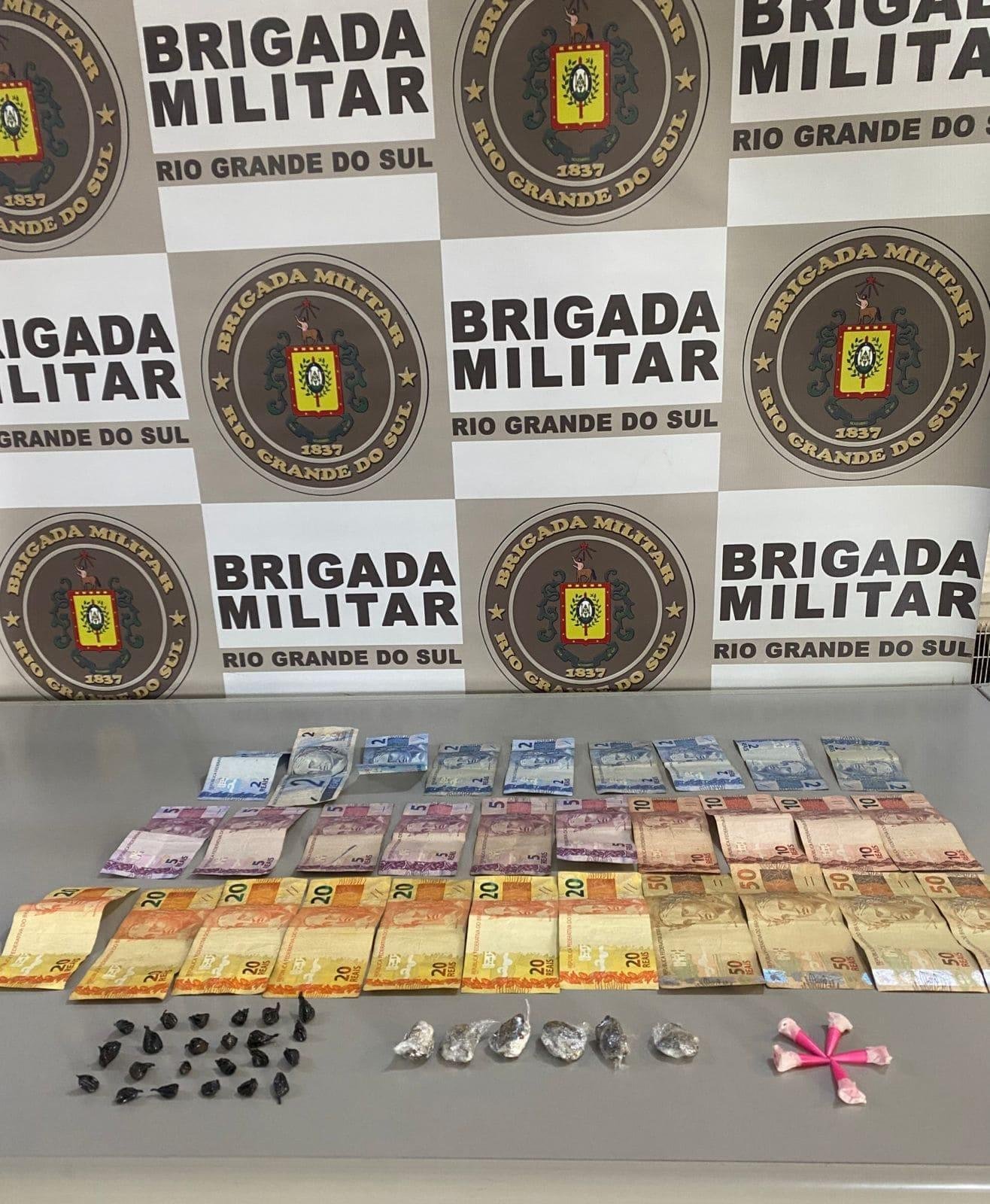 Drogas e dinheiro encontrados com o homem foram apreendidos pela pol&iacute;cia.