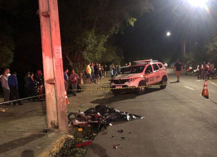 Jovem colidiu a moto em que estava contra um poste, no bairro Industrial.