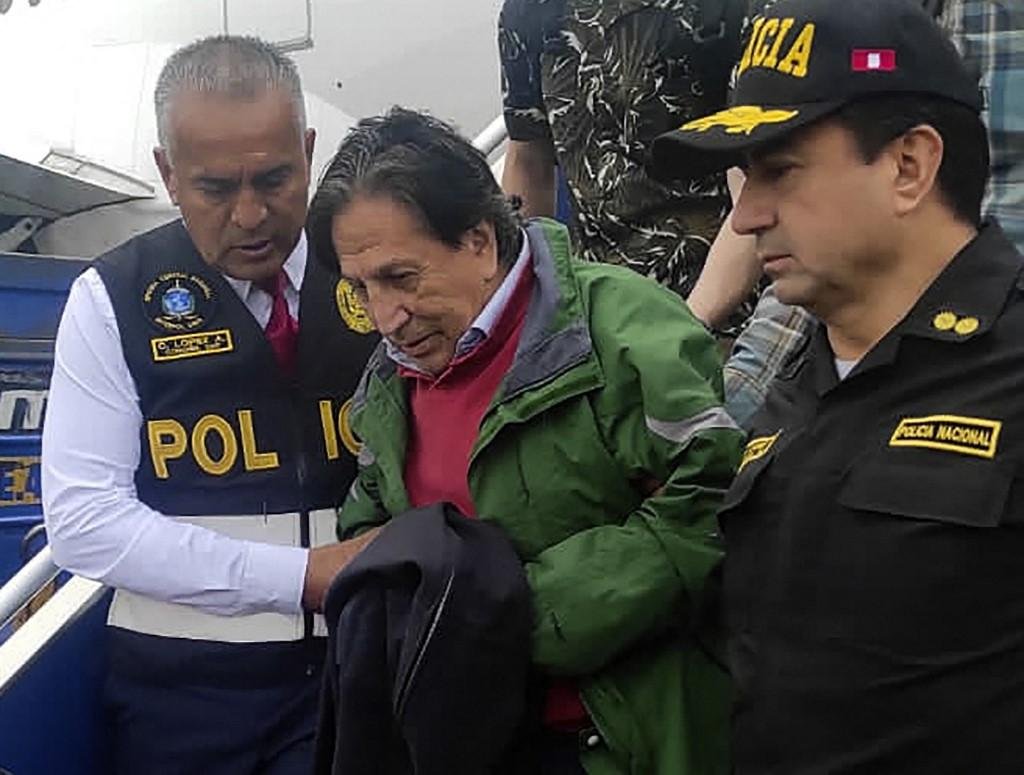 Alejandro Toledo chegou &agrave; capital peruana sob cust&oacute;dia de agentes da Interpol
