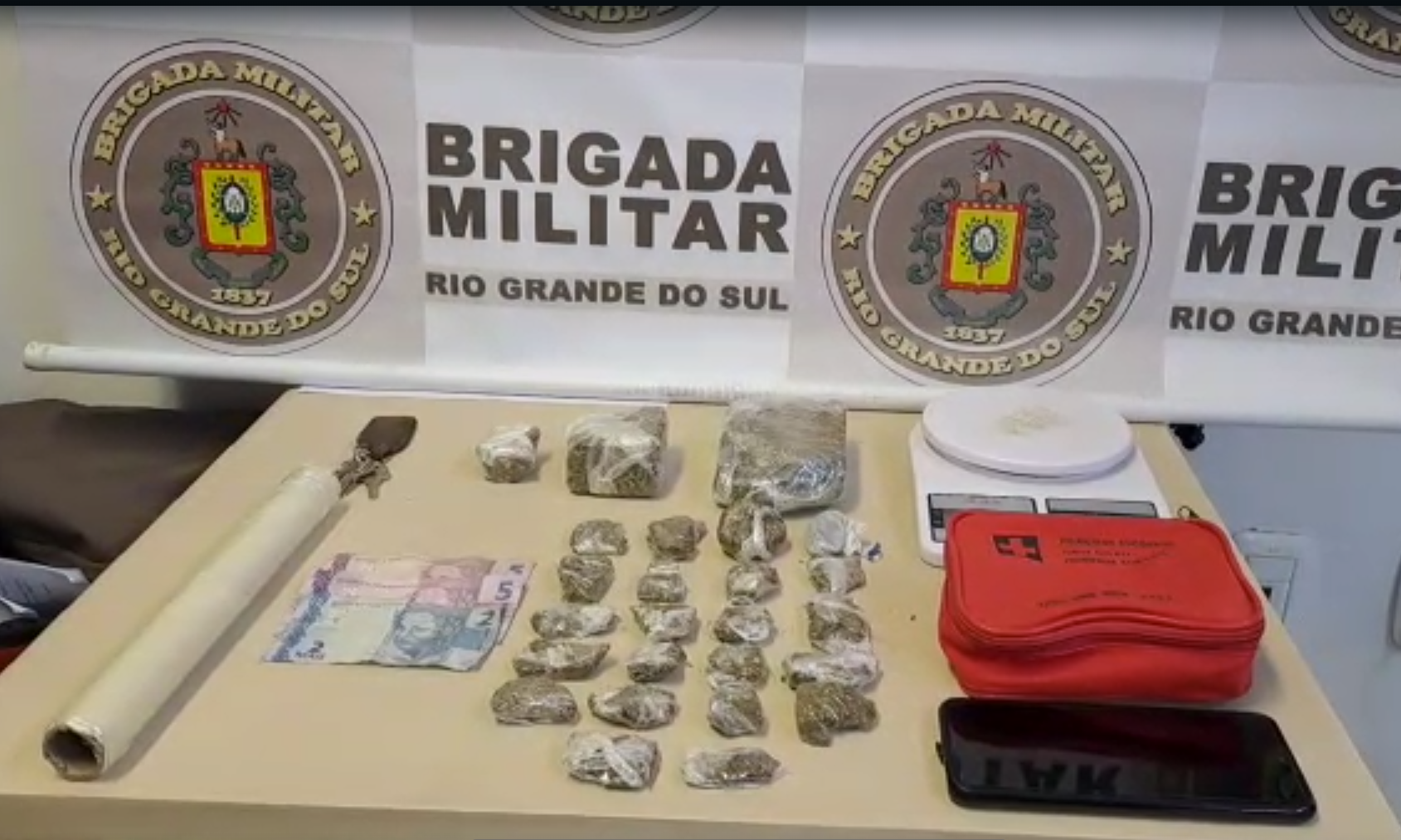 Drogas foram encontradas no bolso do homem, no carro e na resid&ecirc;ncia.