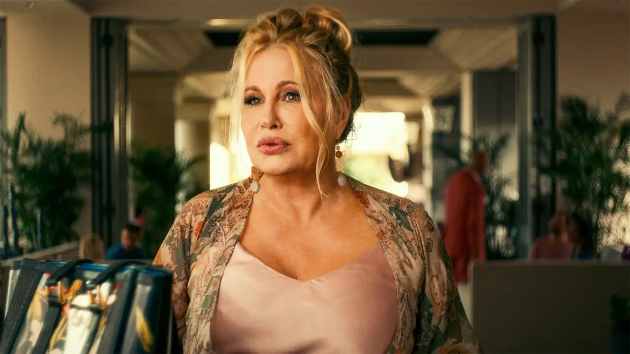 Jennifer Coolidge, em cena de 'The White Lotus' da HBO,  foi aclamada pela cr&iacute;tica por sua interpreta&ccedil;&atilde;o nesta s&eacute;rie