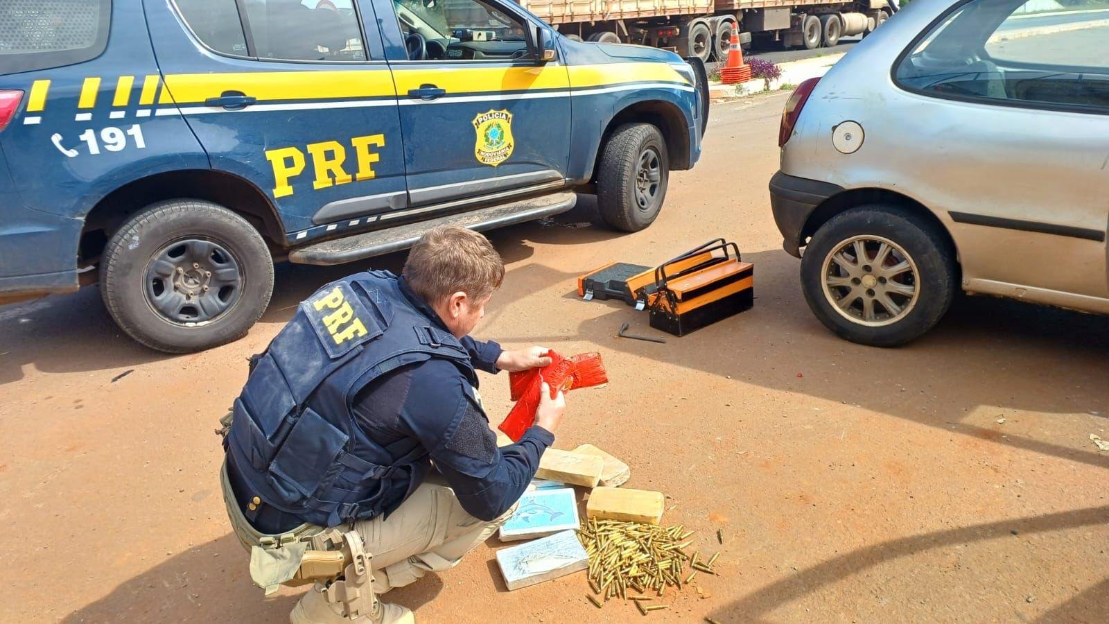 Policiais encontraram dezenas de tabletes de drogas e 200 muni&ccedil;&otilde;es de fuzil calibre 5.56