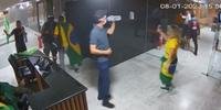 Imagens das câmeras de segurança do Planalto mostram que extremistas receberam água e orientações