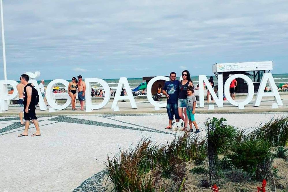 Calor levou muitos turistas para a beira da praia de Cap&atilde;o da Canoa, no Litoral Norte