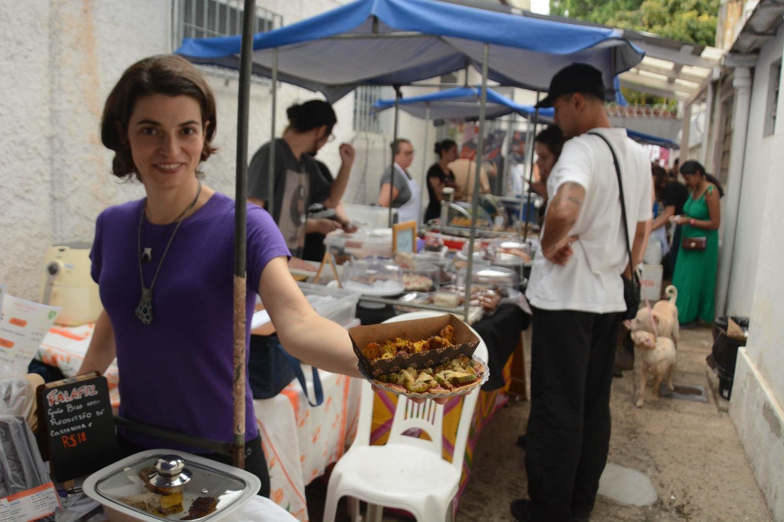 Bruna oferecia pizzas e falafel de gr&atilde;o-de-bico servido com requeij&atilde;o de castanha
