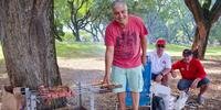 Professor aposentado Julio Cesar Pannebecker (de vermelho), morador da zona Norte de Porto Alegre, costuma fazer churrasco nos parques da cidade