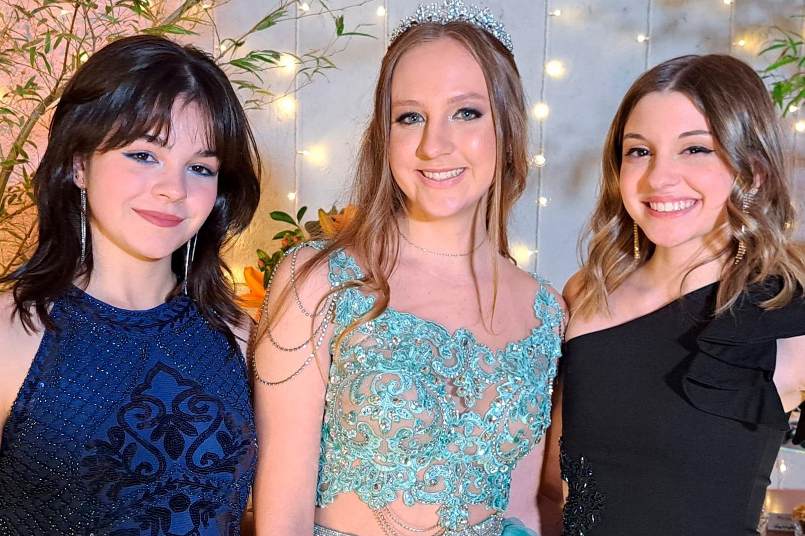 Festa surpresa dos 15 anos de Isadora Mayer Mejolaro, ao centro, ao lado das amigas Giovanna de Giusti e Giovana Rigoni Jung