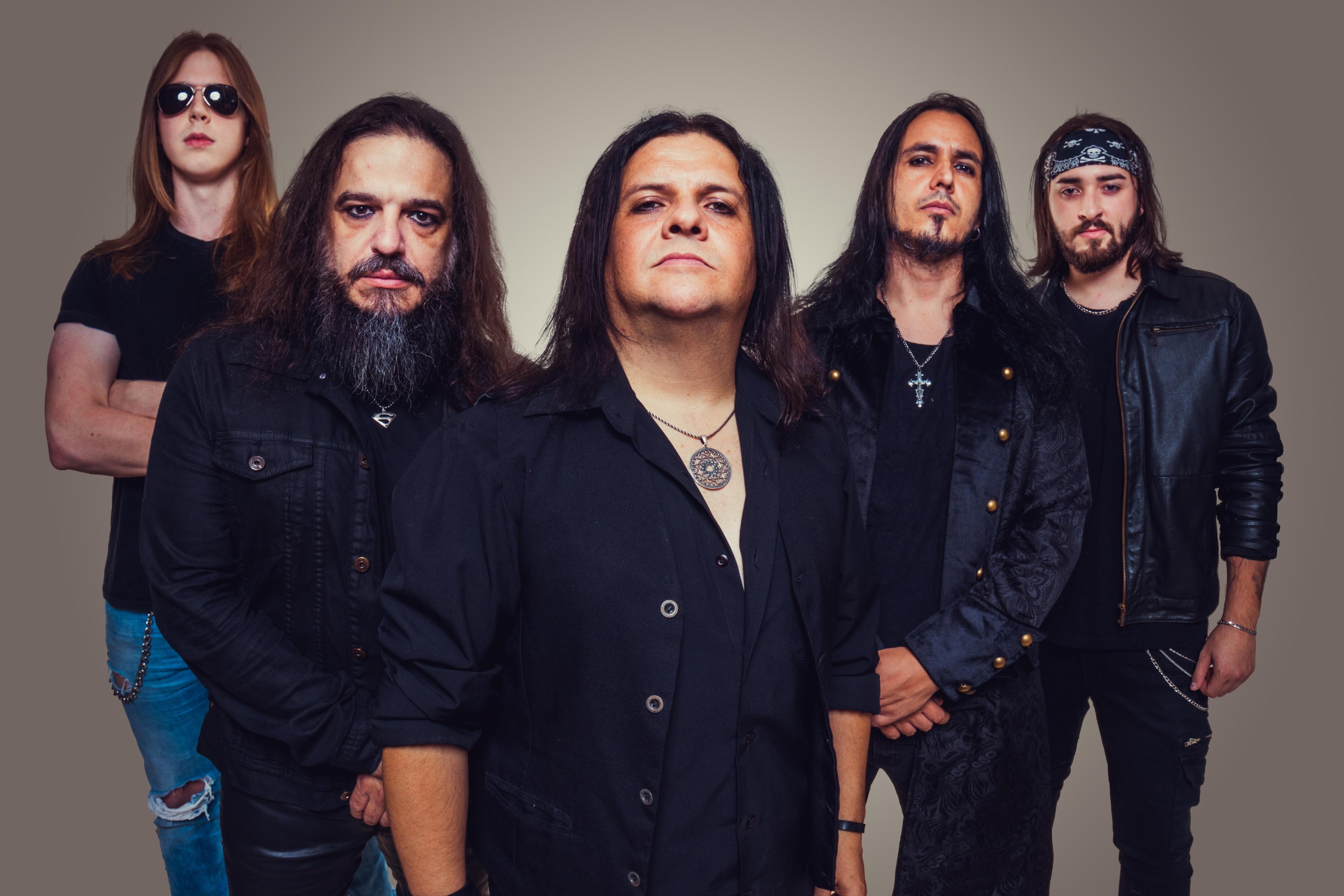 Marenna prev&ecirc; tocar singles de &aacute;lbuns anteriores e do mais recente, "Voyager"