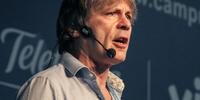 Bruce Dickinson deixa de lado o Iron Maiden para homenagear Jon Lord e o Deep Purple