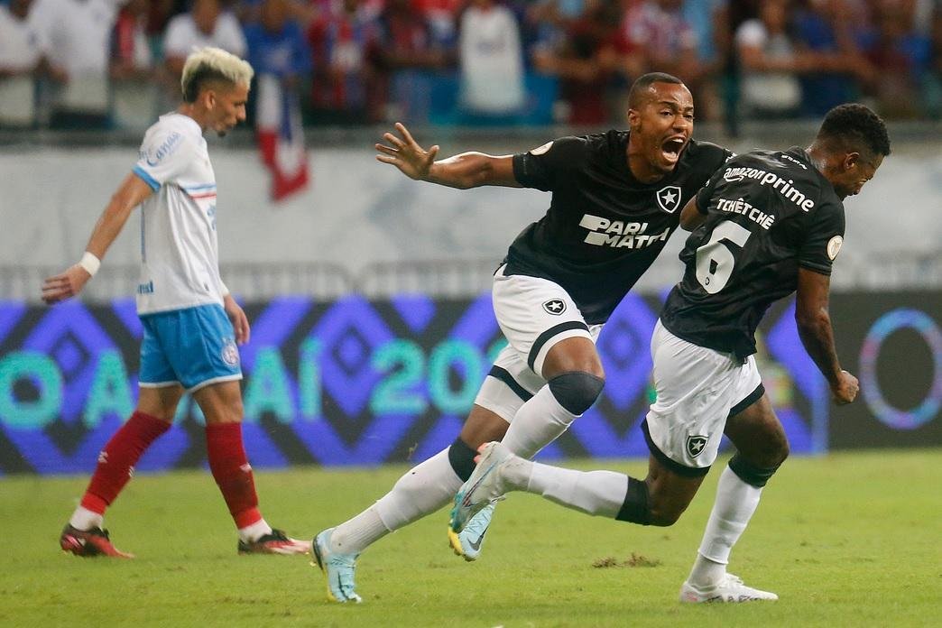 Marlon Freitas comemora com Tch&ecirc; Tch&ecirc;