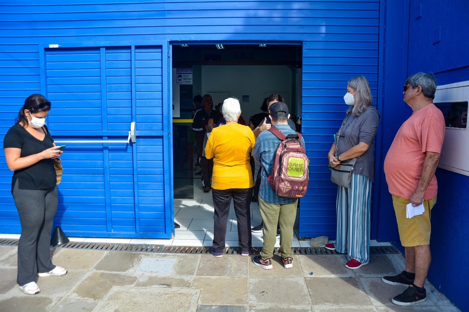 Em outros casos, pacientes tamb&eacute;m aguardam na rua para conseguir atendimento
