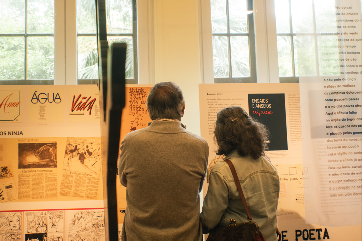 Exposi&ccedil;&atilde;o &ldquo;M&uacute;ltiplo Leminski: um mergulho na obra de Paulo Leminski&rdquo; na Sala Laranjeira do Centro Cultural da Ufrgs