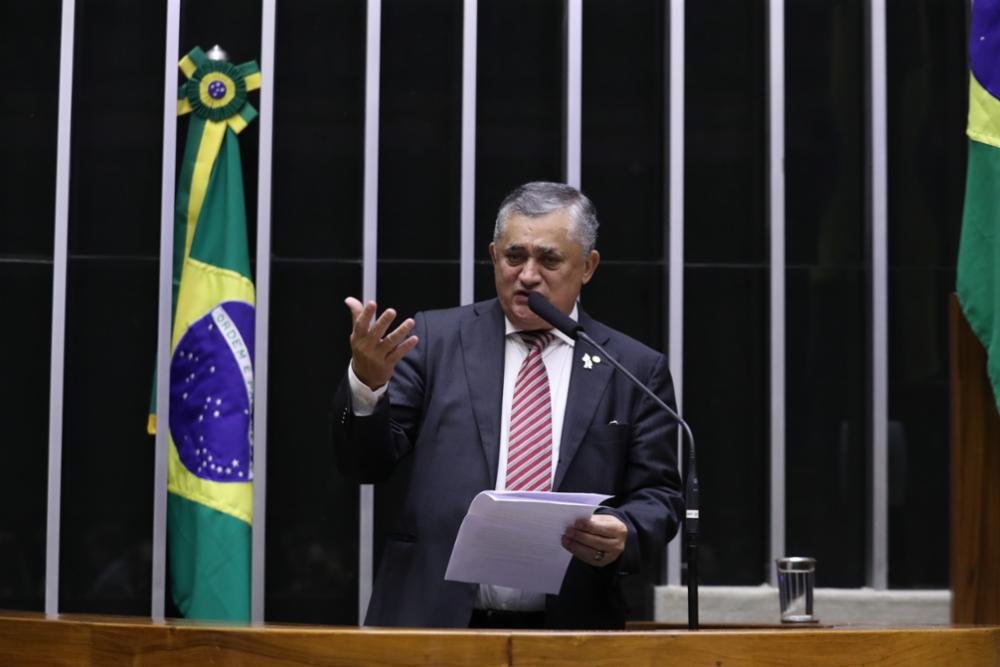 L&iacute;der do governo na C&acirc;mara afirmou ser "fundamental votar a urg&ecirc;ncia hoje"