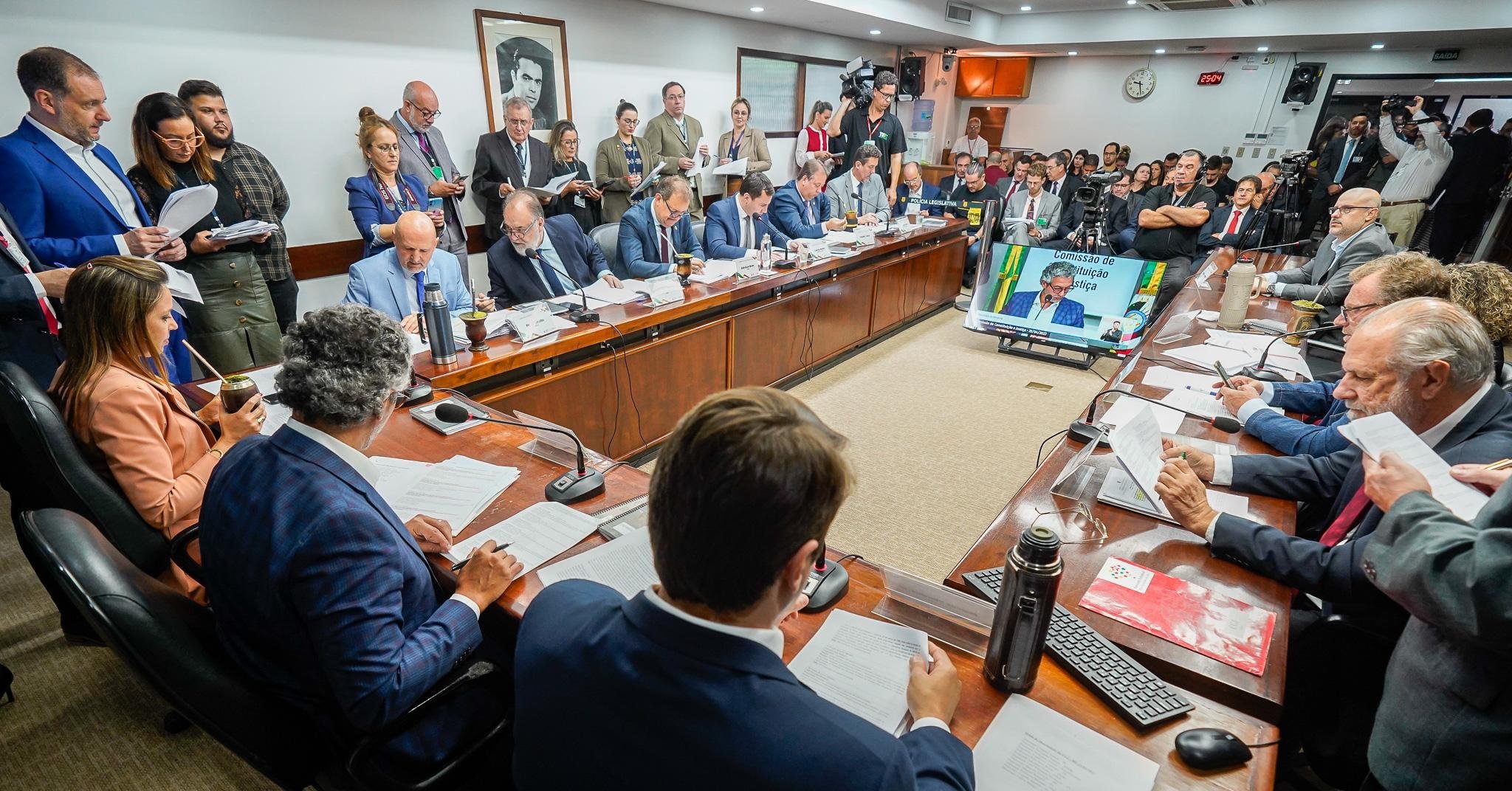 Proposta foi aprovada com 9 votos favor&aacute;veis e tr&ecirc;s contr&aacute;rios