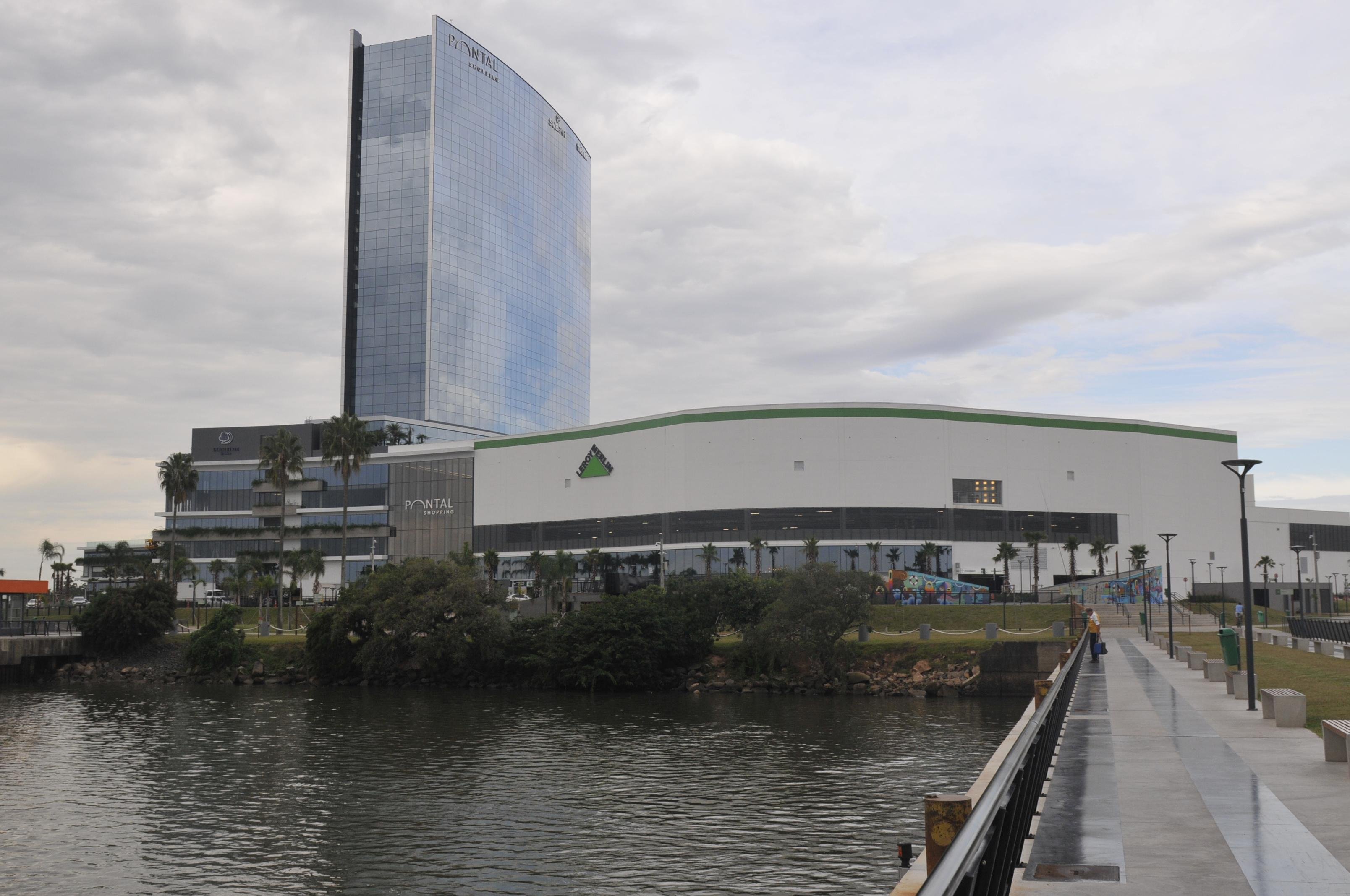 Empreendimento tem 5 andares, 3 com estabelecimentos e 2 para estacionamento.