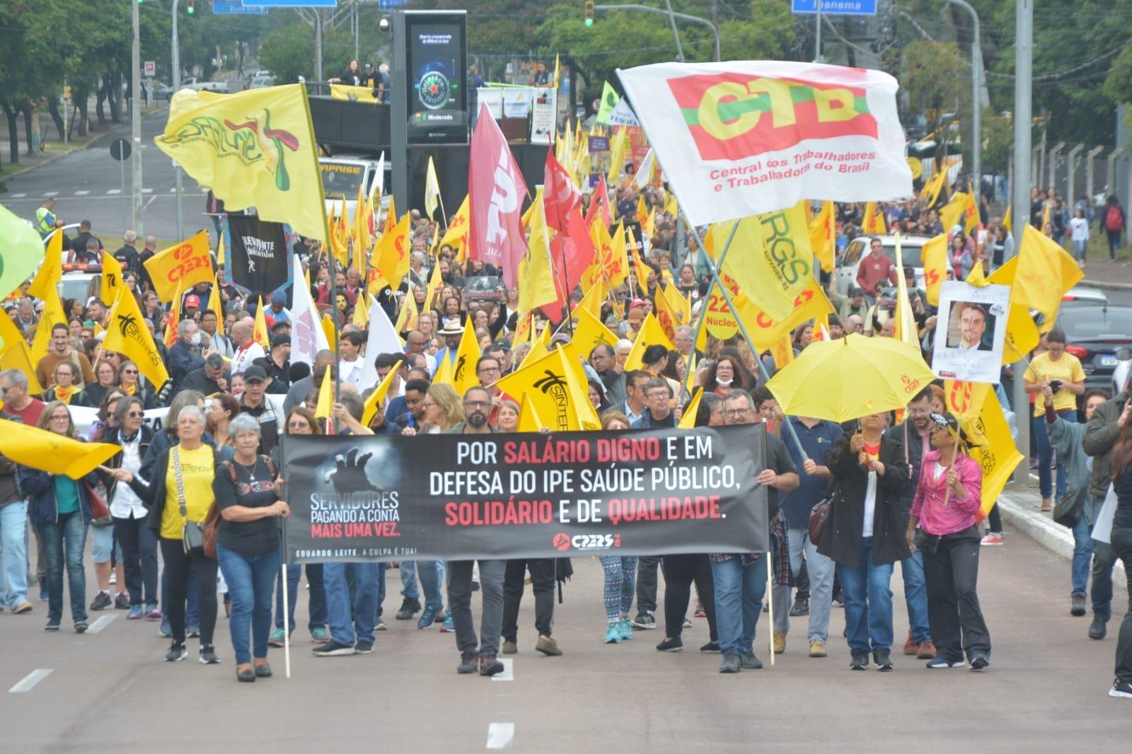Protesto seguiu pela avenida Borges de Medeiros at&eacute; o Pal&aacute;cio Piratini