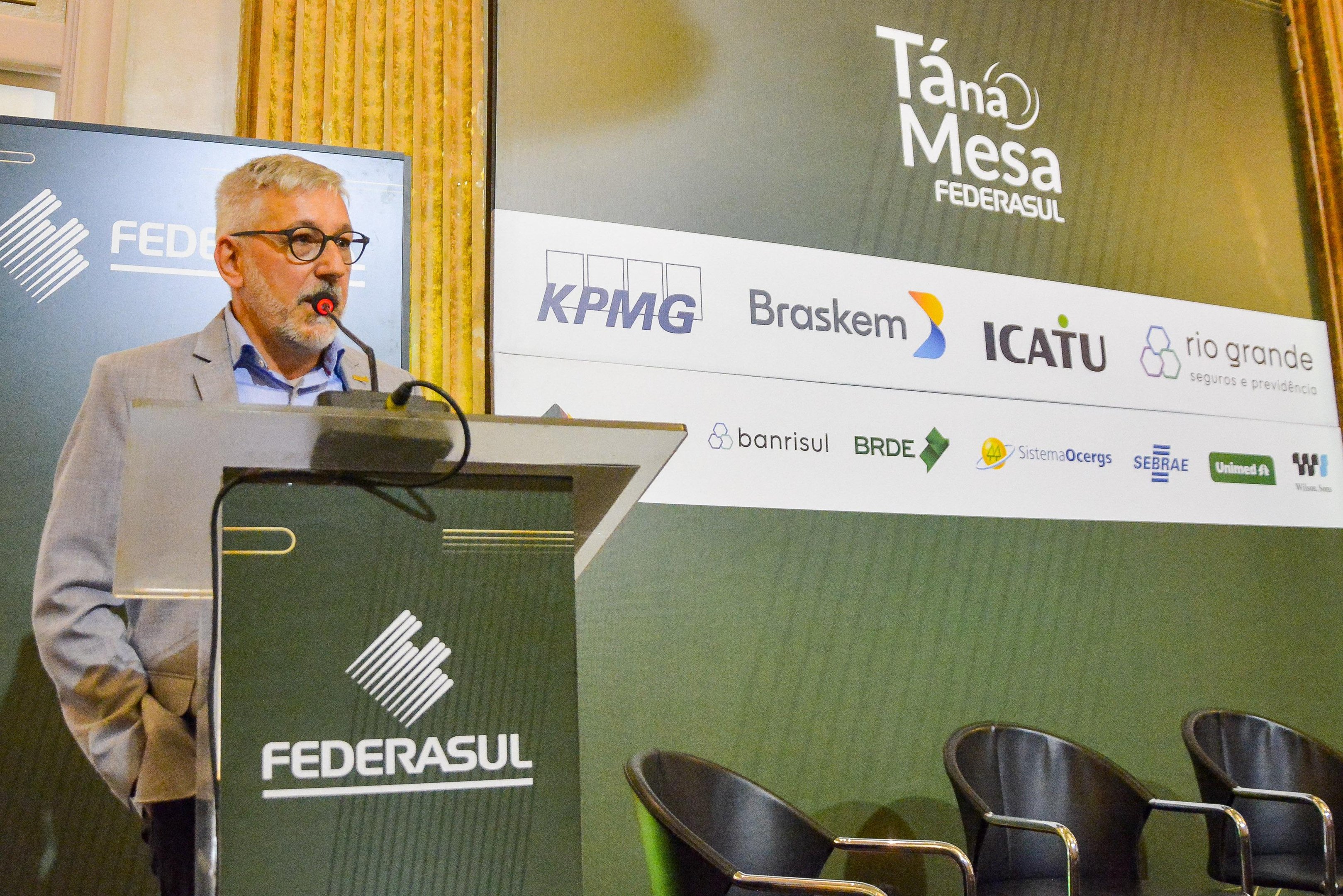 O presidente do Sindilojas Porto Alegre, Arcione Piva, foi um dos convidados do T&aacute; na Mesa desta quarta-feira.