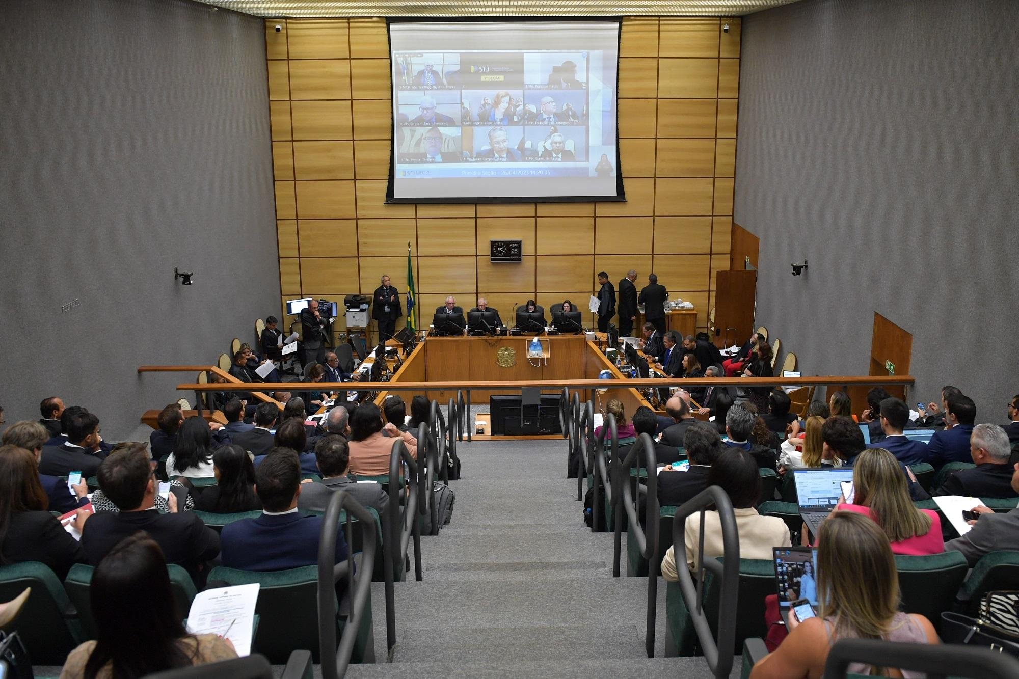 Ministros alegaram que n&atilde;o receberam o comunicado oficial para suspender julgamento