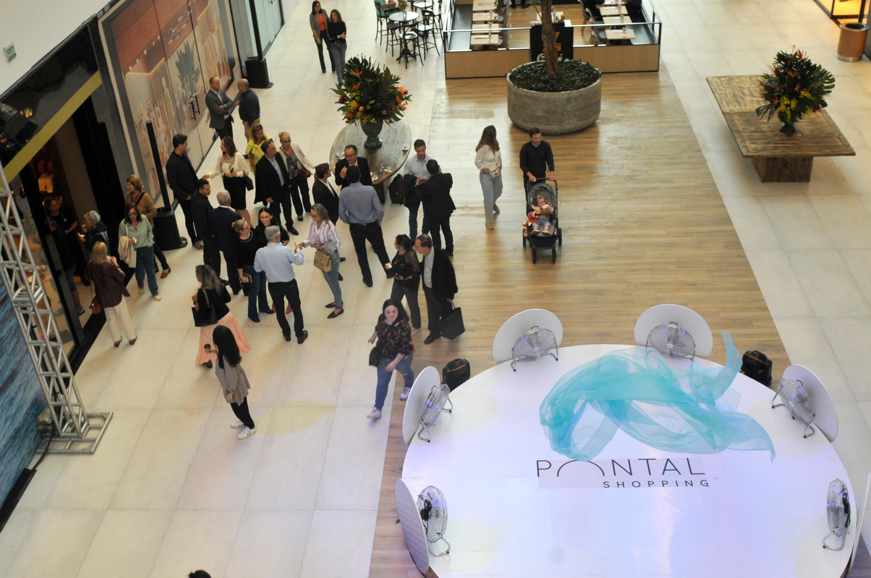 Popula&ccedil;&atilde;o foi conferir a abertura do Pontal Shopping, na zona Sul de Porto Alegre.