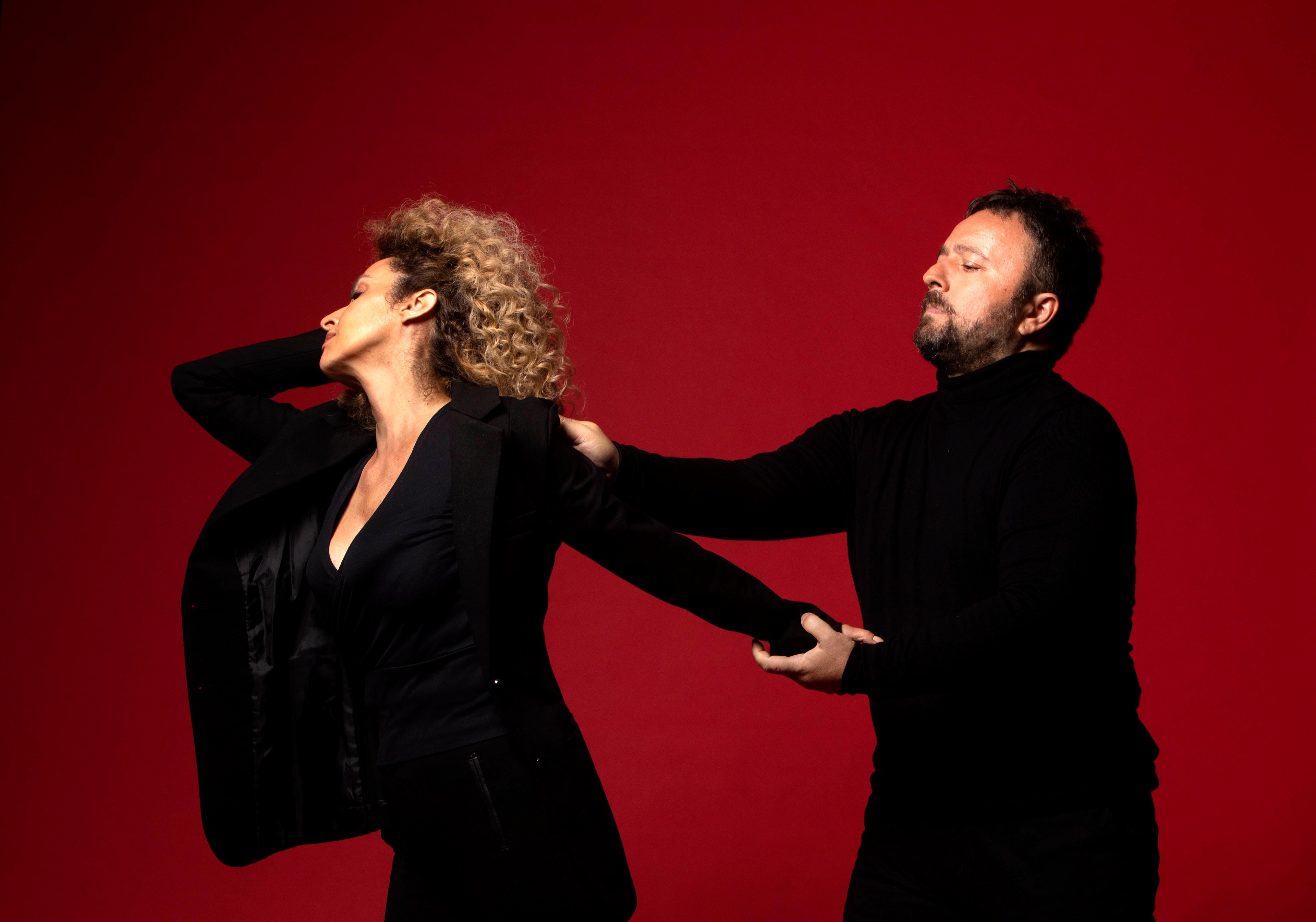 No palco, o m&uacute;sico Max Silva e a atriz Marc&ecirc; Porena
