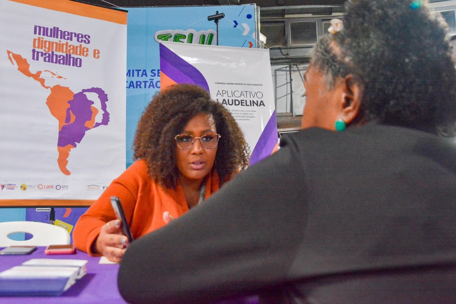 Fun&ccedil;&otilde;es do aplicativo e site Laudelina foram tamb&eacute;m mostradas &agrave;s trabalhadoras