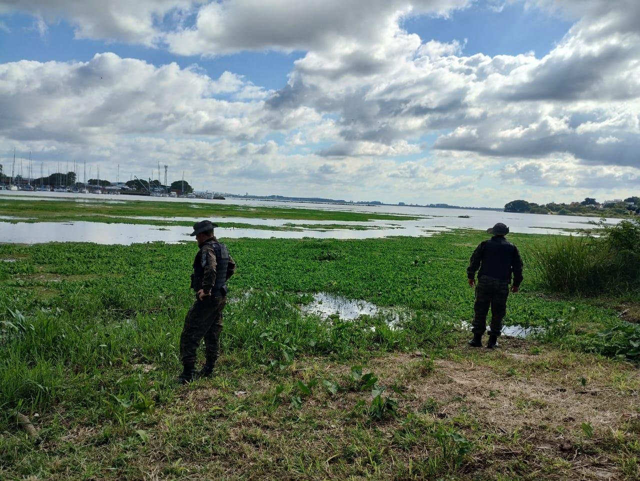 Patrulha do 1&ordm; Batalh&atilde;o Ambiental da BM foi at&eacute; o local &agrave;s margens do Gua&iacute;ba