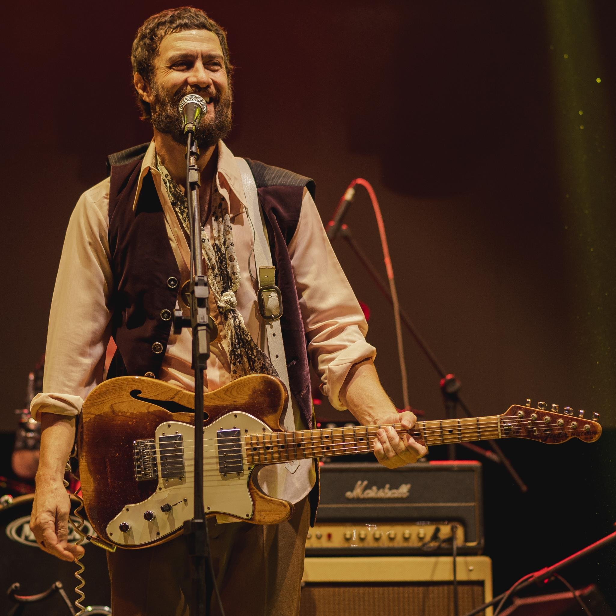 Gabriel Braga Nunes atua nos vocais e guitarra neste trabalho
