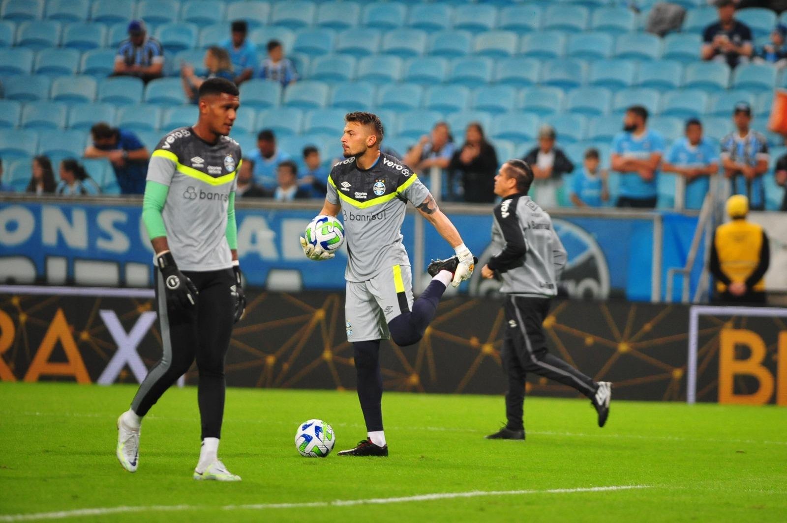 Goleiro Gabriel Grando no aquecimento