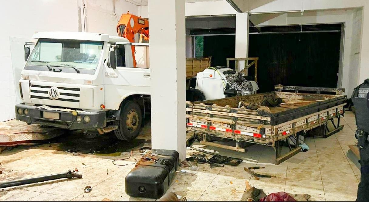 Um dos ve&iacute;culos j&aacute; estava parcialmente desmontado