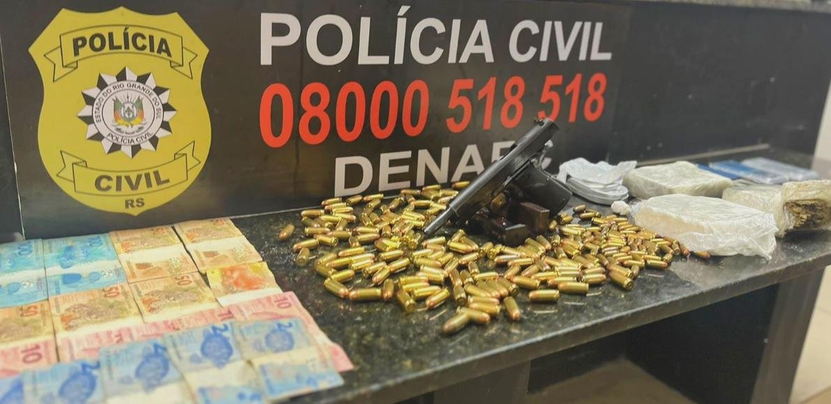 Houve apreens&atilde;o de maconha, coca&iacute;na, pistola, muni&ccedil;&atilde;o, faca,  balan&ccedil;a de precis&atilde;o e dinheiro