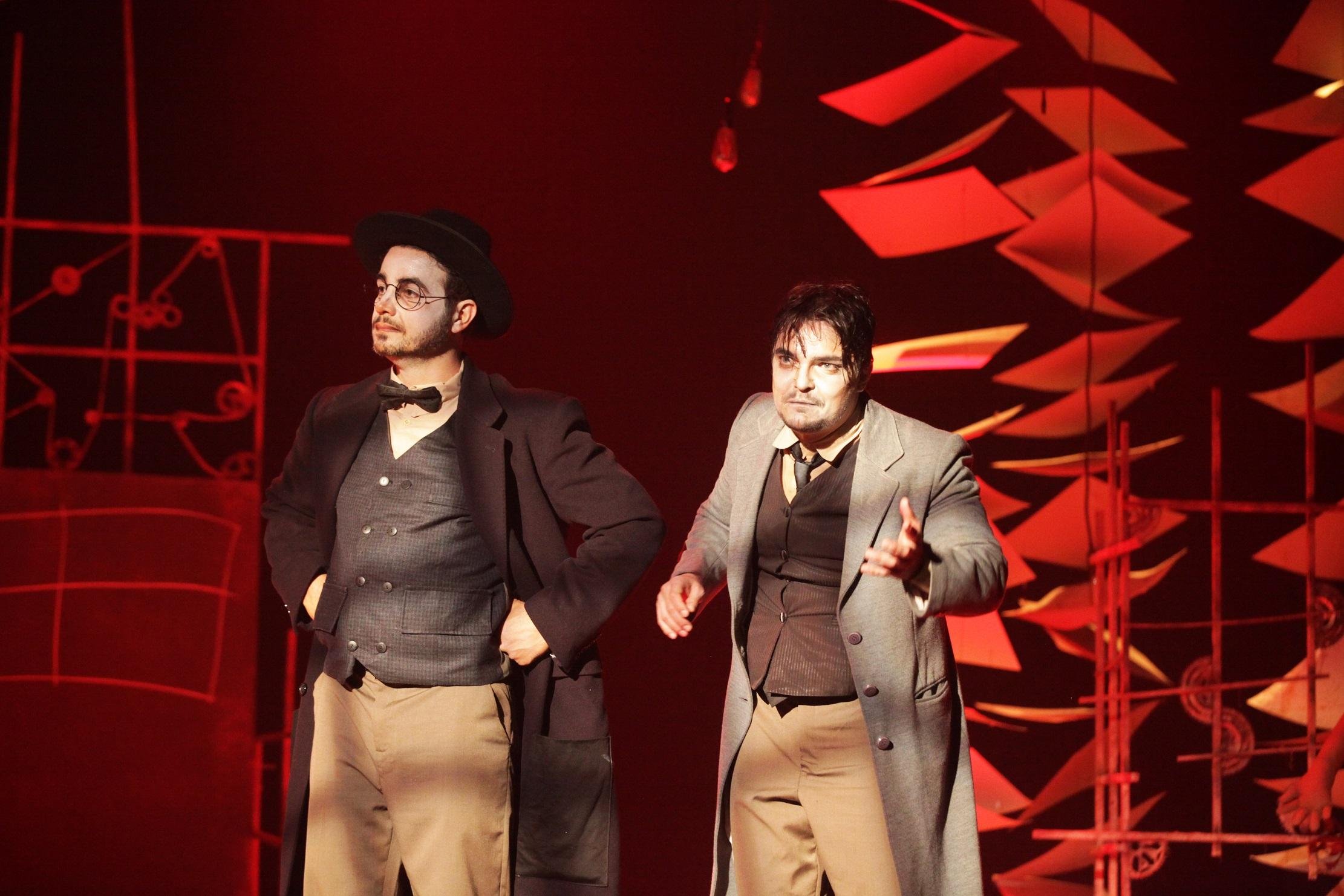 Anderson Rizzi vive Max Brod e Maur&iacute;cio Machado &eacute; Kafka no Theatro S&atilde;o Pedro