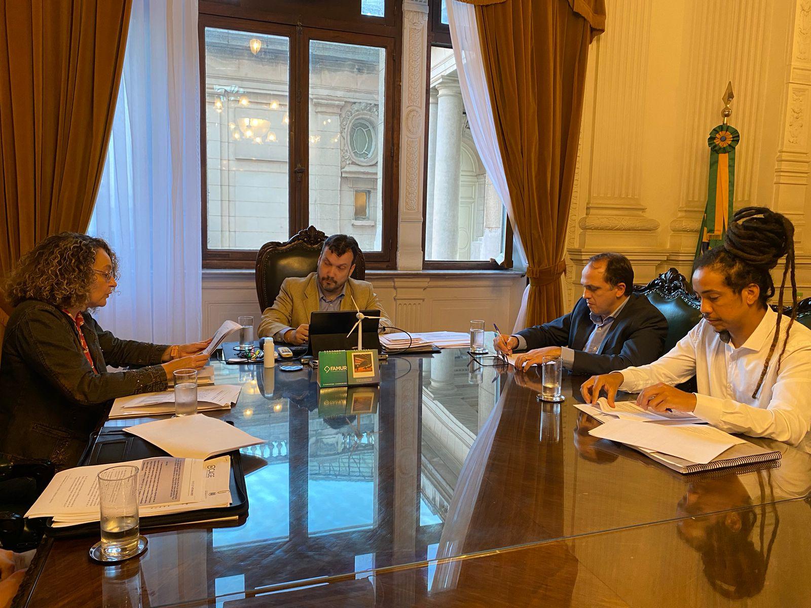Luciana Genro e Matheus Gomes tiveram encontro com Artur Lemos e Bruno Jatene