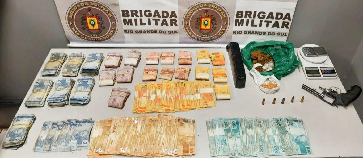 Houve ainda apreens&atilde;o de 740 gramas de maconha, 33 gramas de crack, um rev&oacute;lver 38 com cinco muni&ccedil;&otilde;es e duas balan&ccedil;as de precis&atilde;o