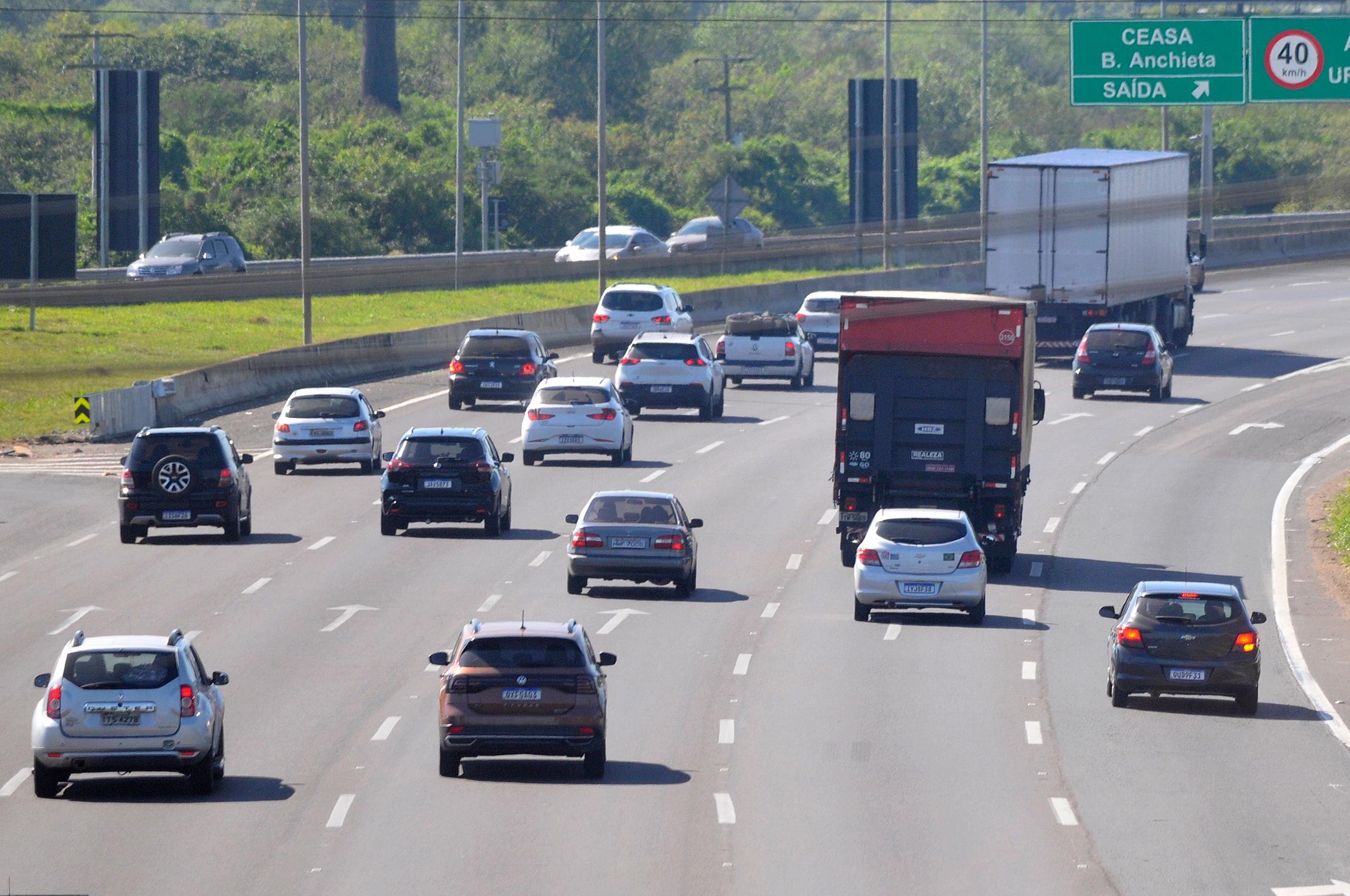 Motoristas ocupando todas as faixas da freeway