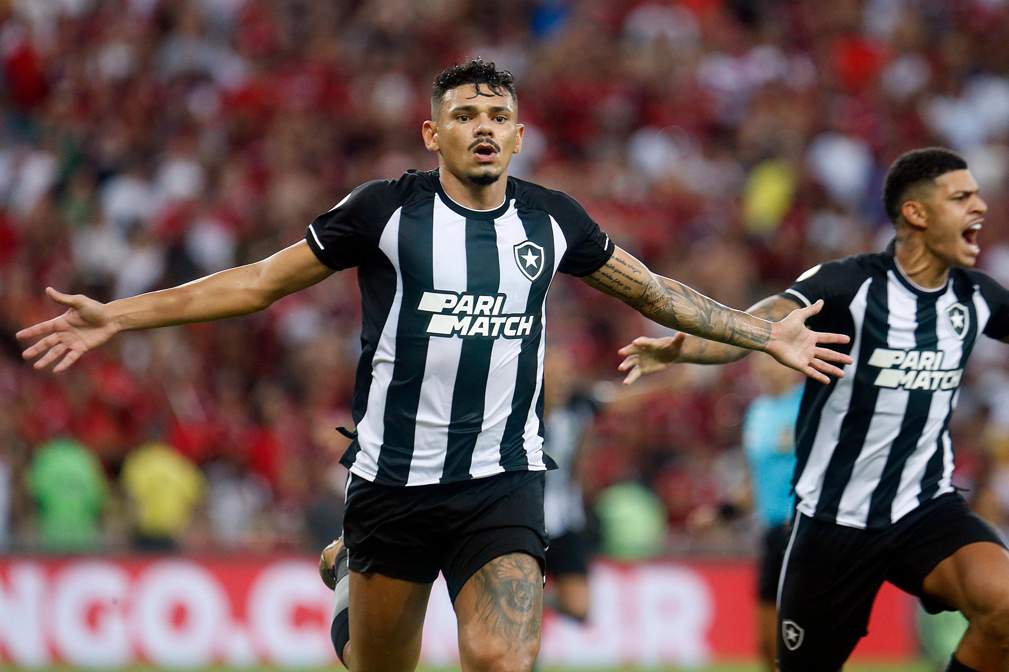 Com um jogador a menos, time de Lu&iacute;s Castro venceu neste domingo